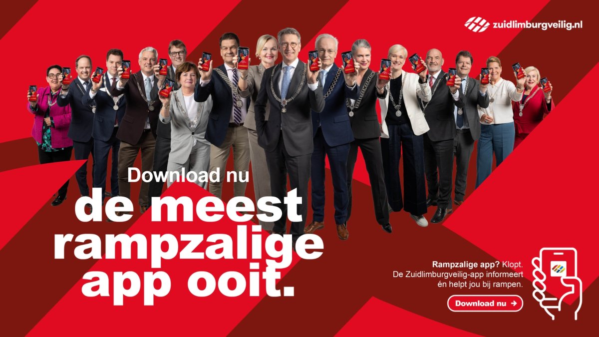 Groep burgemeesters in formele kleding houdt smartphones omhoog tegen een rode achtergrond.
