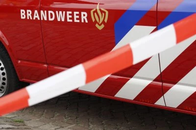 Brandweerauto achter een afzetlint