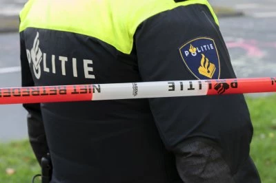 Politieagent achter een afzetlint
