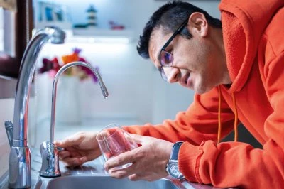 Persoon krijgt geen water meer uit kraan