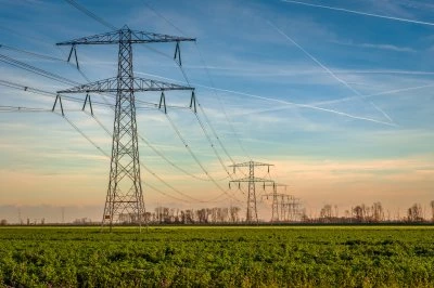 Hoogspanningsmasten op een veld