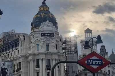 Stadscène Madrid met een elegante, versierde architectuur onder een bewolkte lucht.