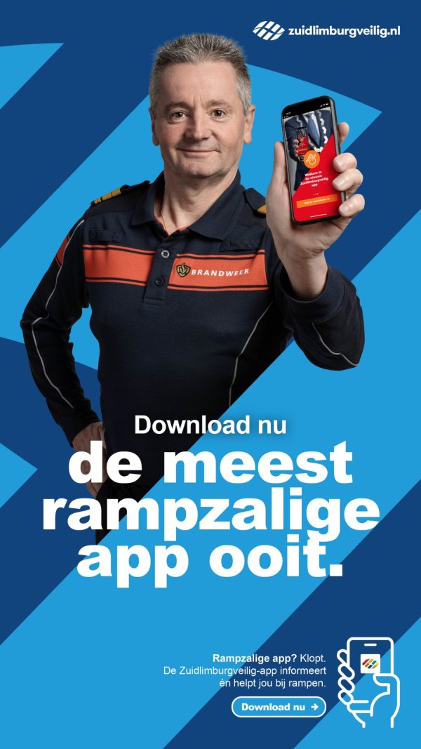 Een man in uniform houdt een smartphone omhoog, glimlachend, op een blauwe achtergrond.